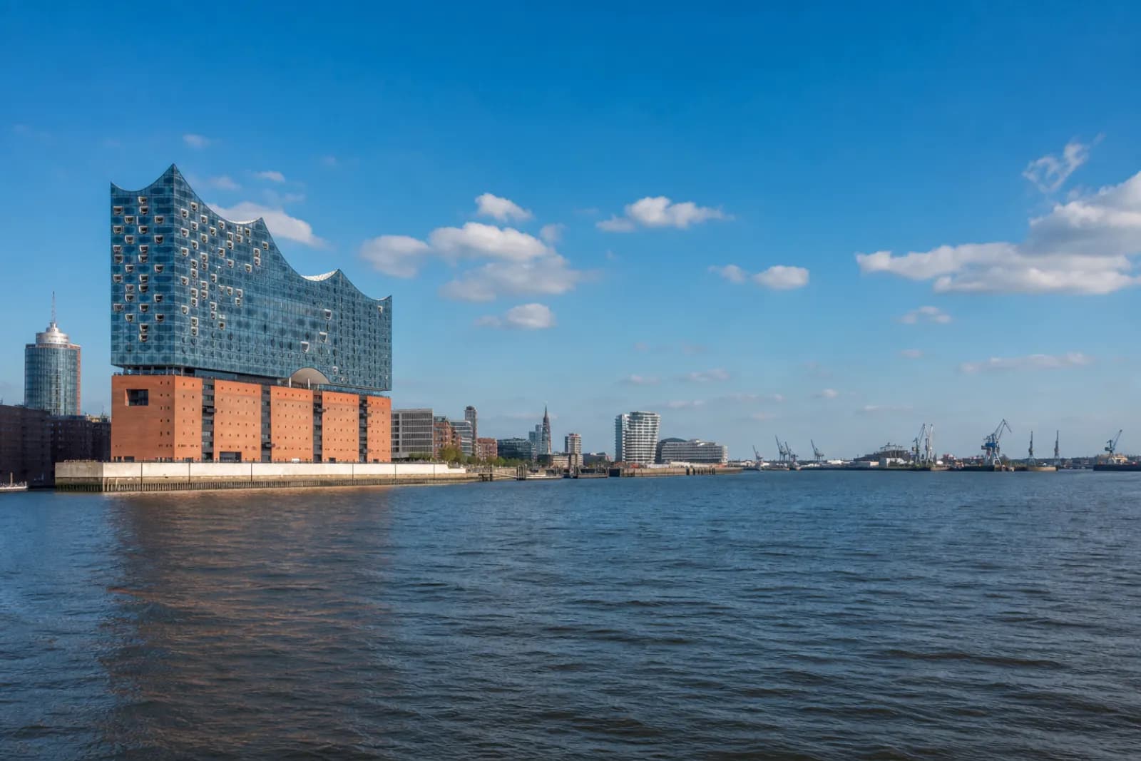 Typische Ansicht aus Hamburg: Region, in der die Baukosten 2026 bei rund 2.570 € pro Quadratmeter liegen