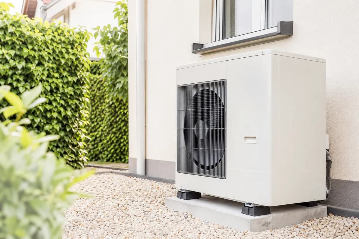 Wärmepumpe im Neubau 2026: Beitragsbild zum Ratgeber von Baukostenplan.de